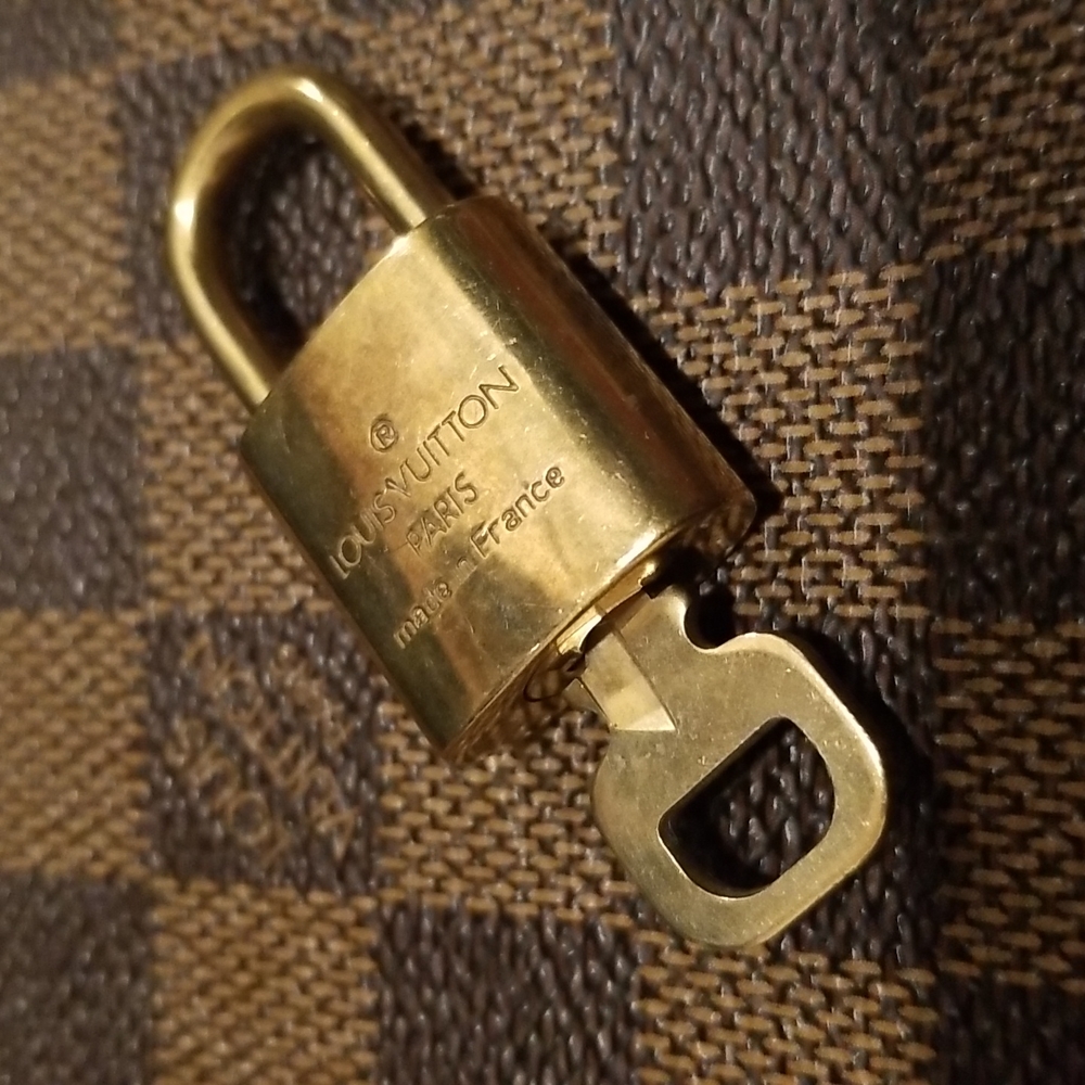 SOLD - 🔐 Louis Vuitton Padlock & Key Set - Picture 4 of 10